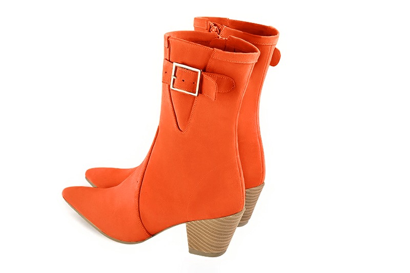 Bottines élégantes et raffinées avec une fermeture éclair à l'intérieur, coloris orange clémentine. Bout effilé. Mi-haut à haut. Talon conique. Personnalisation : Choix des cuirs, des couleurs et des talons. Cou-de-pied sur mesure. - Florence KOOIJMAN